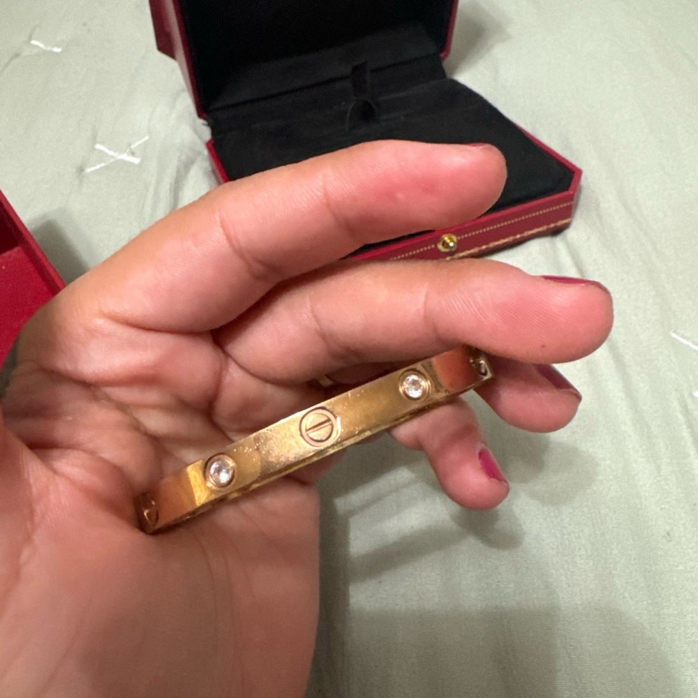 Está en buen estado solo tiene un detalle sele callo una piedrita es color rosa